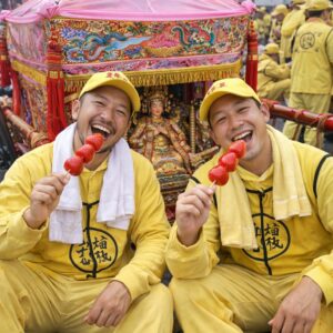 甜一口糖葫蘆｜白沙屯媽祖遶境隨香人員手持糖葫蘆歡笑合影