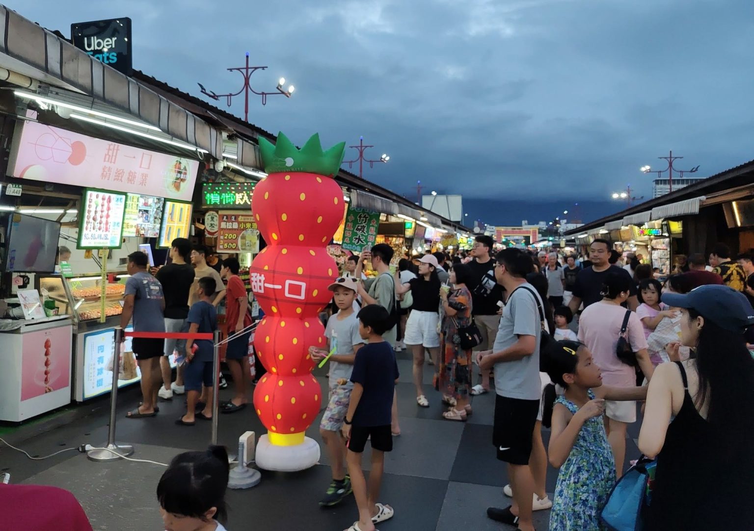甜一口糖葫蘆｜東大門夜市A48門市巨型充氣草莓造型裝置與人潮實景照