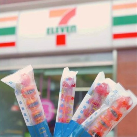 在 7-Eleven 門市前手持的多支甜一口 CandiedBite 包裝水果糖葫蘆